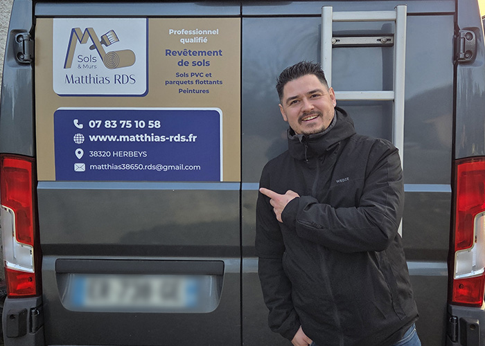 Matthias devant son camion